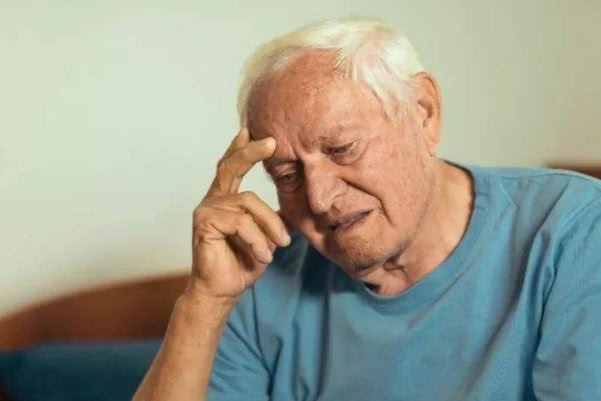 為什么會(huì)出現(xiàn)老年癡呆？老年癡呆一般的誘發(fā)條件！