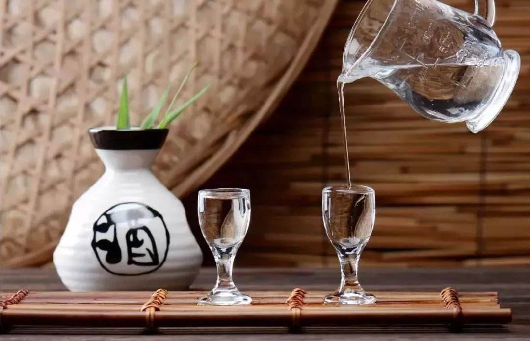 男人為什么喜歡喝白酒？喝白酒對身體有哪些危害？